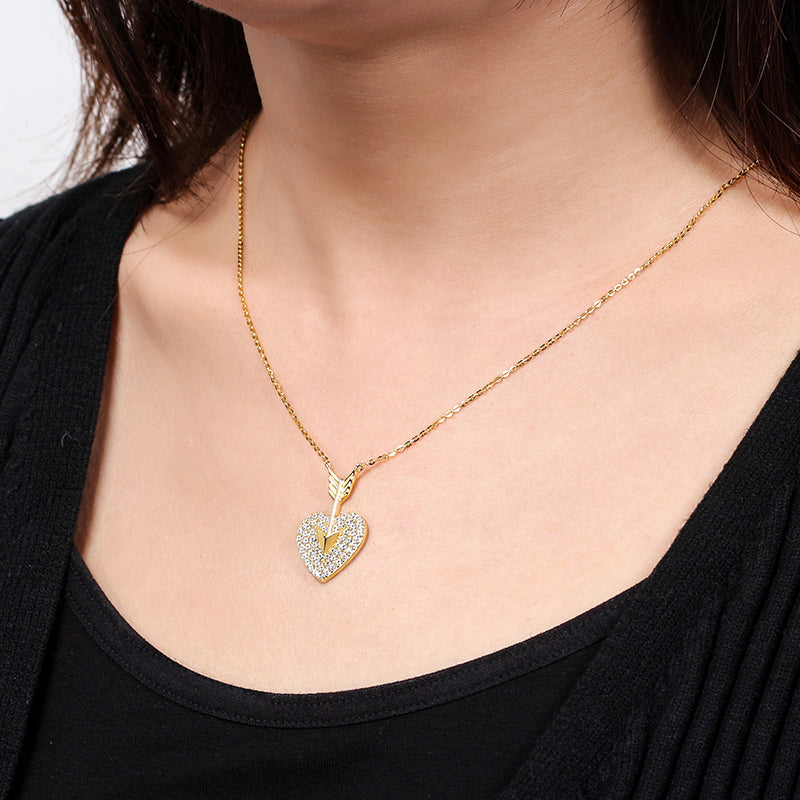 Collar con corazón de flecha