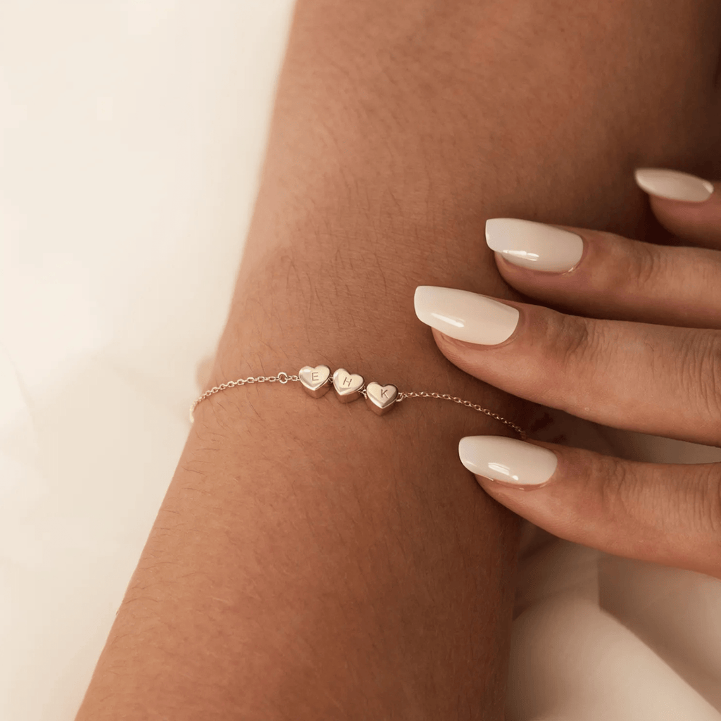 Pulsera personalizada con una inicial en forma de corazón