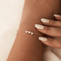 Pulsera personalizada con una inicial en forma de corazón