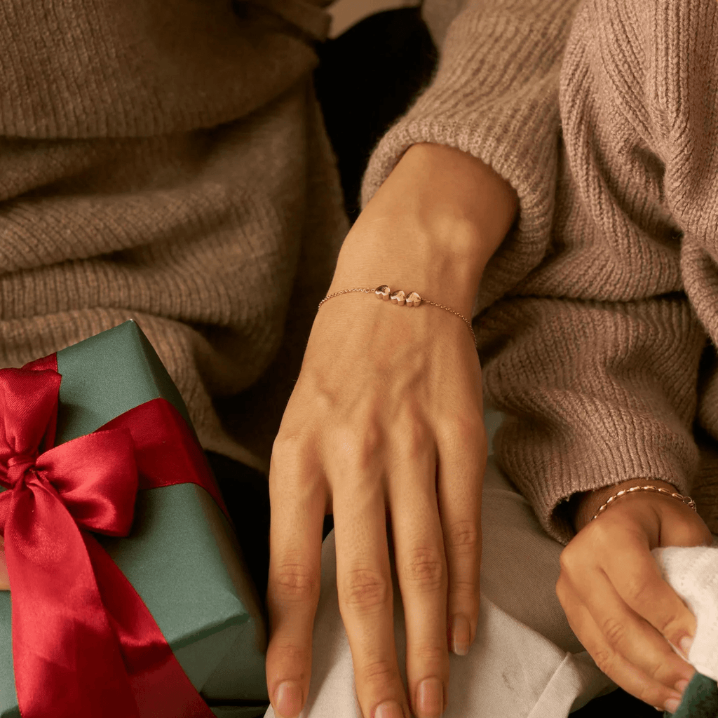 Pulsera personalizada con una inicial en forma de corazón