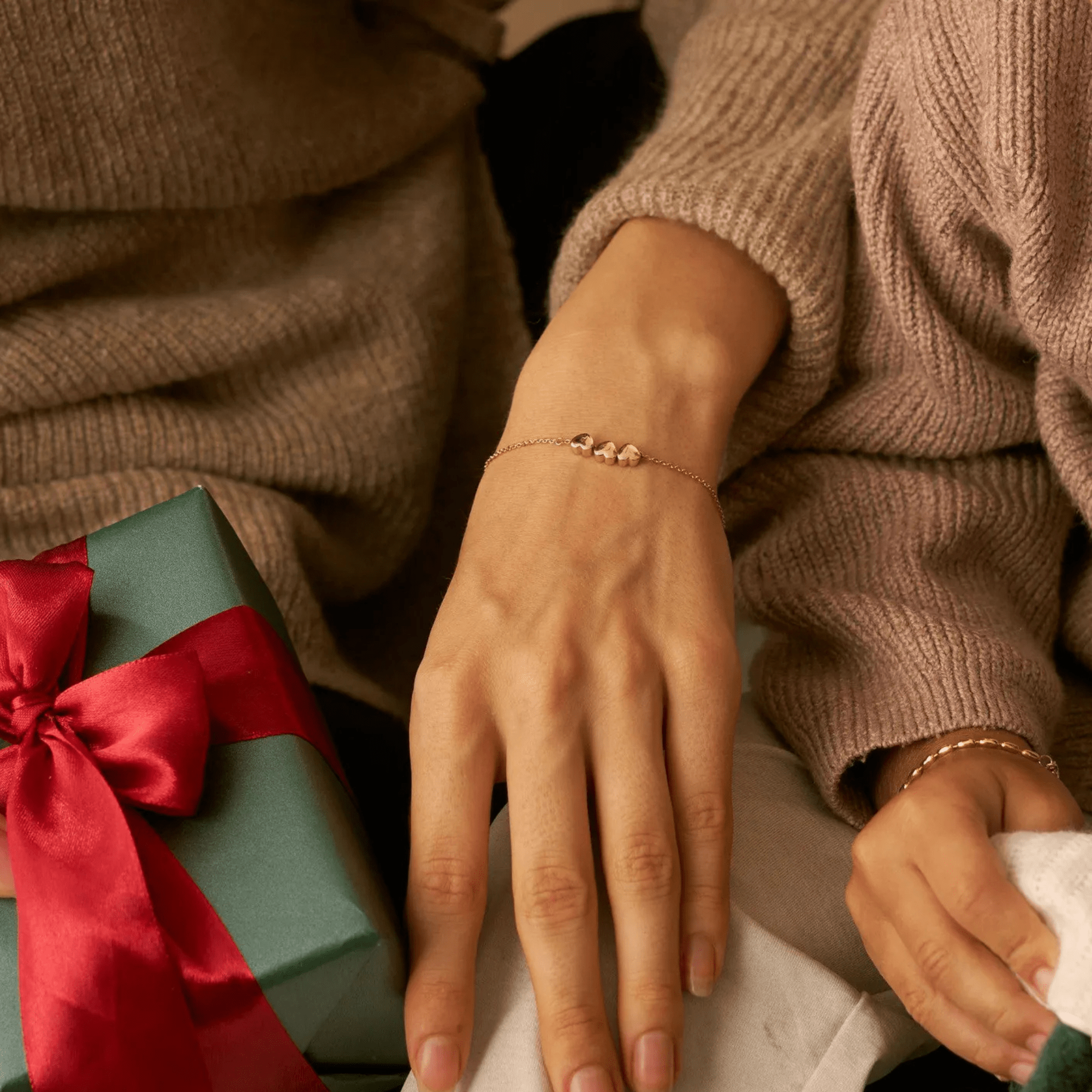Pulsera personalizada con una inicial en forma de corazón