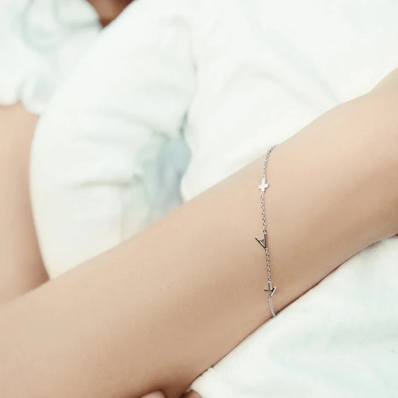 Pulsera personalizada con iniciales a los lados