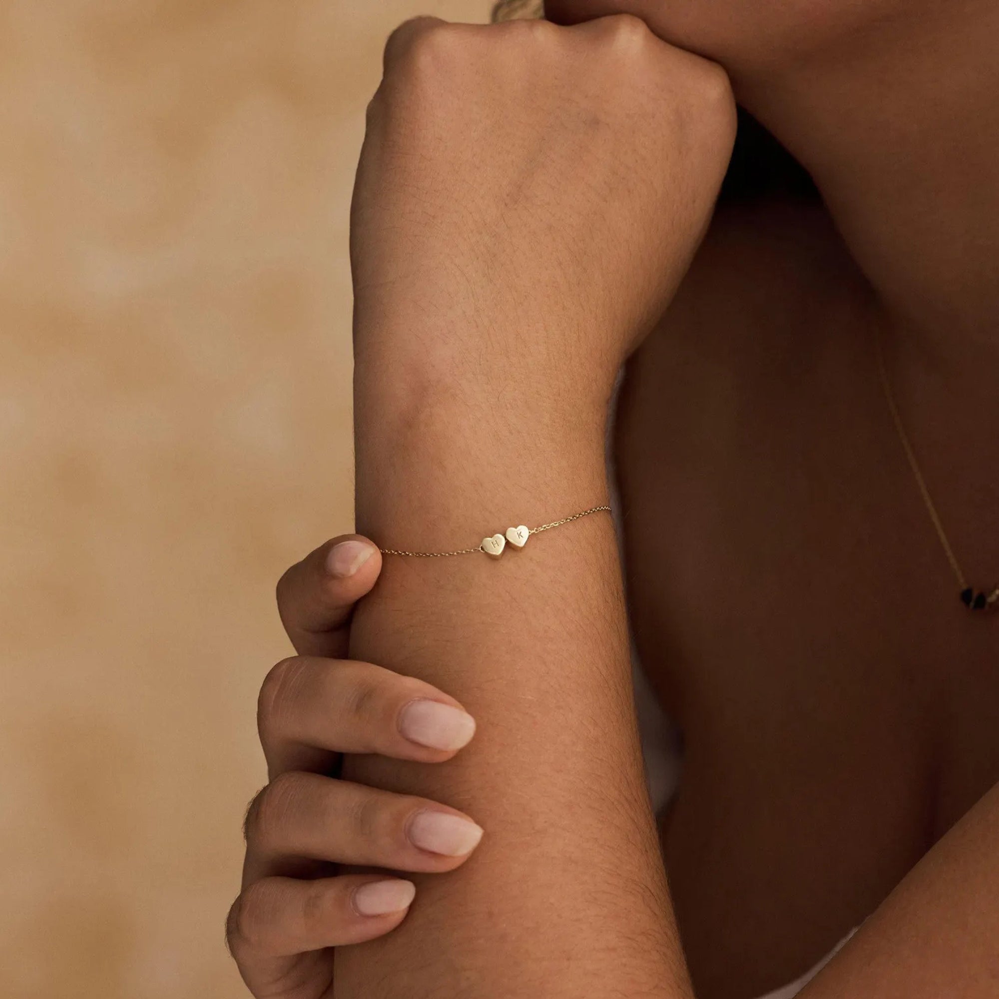 Pulsera personalizada con una inicial en forma de corazón