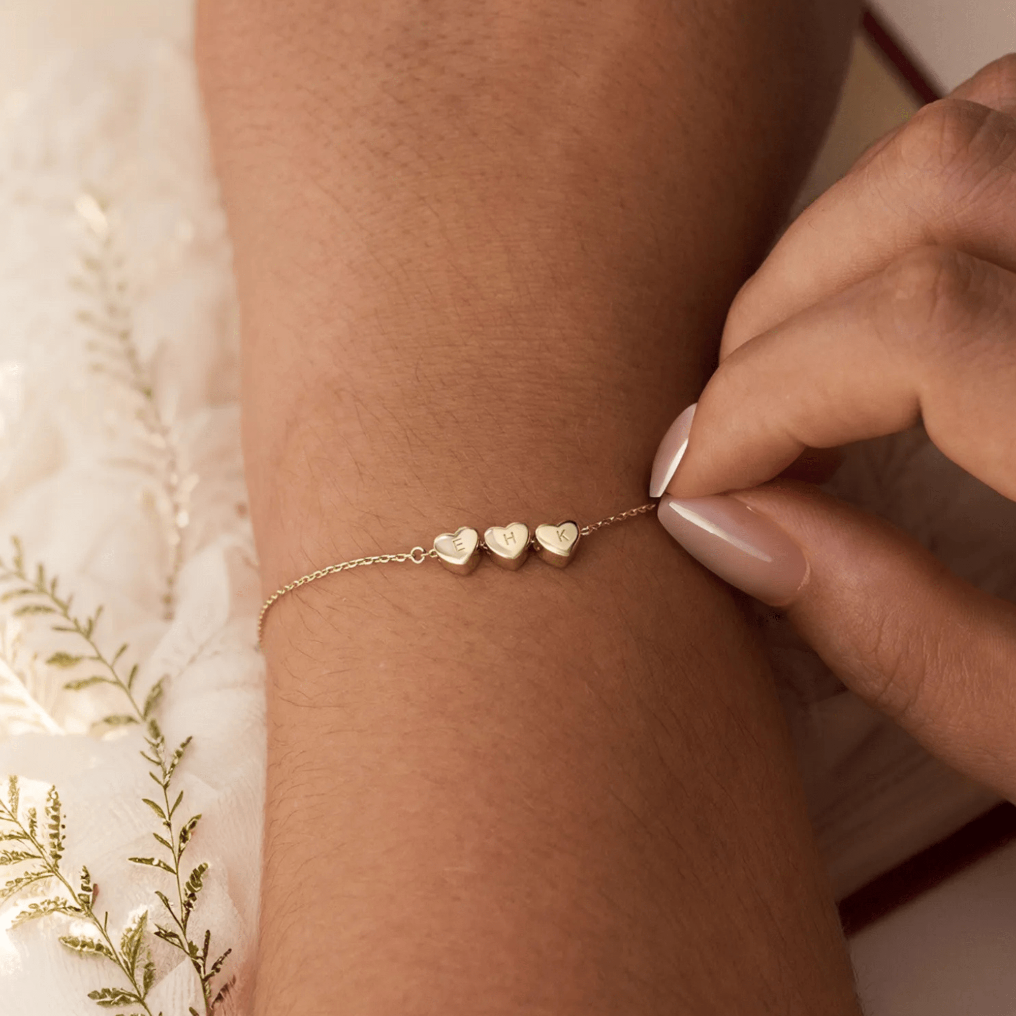 Pulsera personalizada con una inicial en forma de corazón