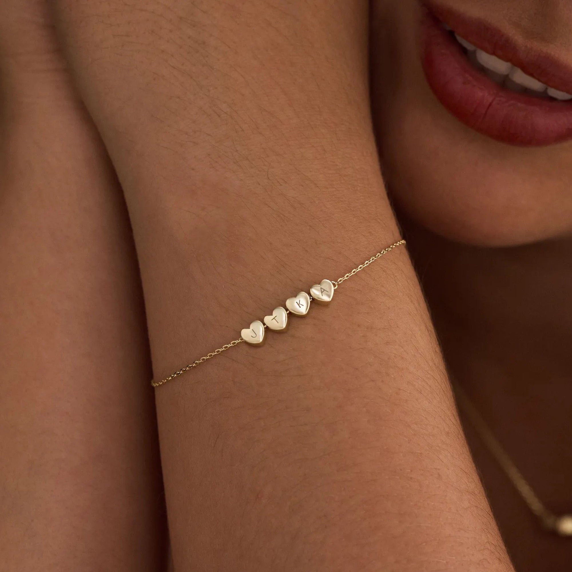 Pulsera personalizada con una inicial en forma de corazón