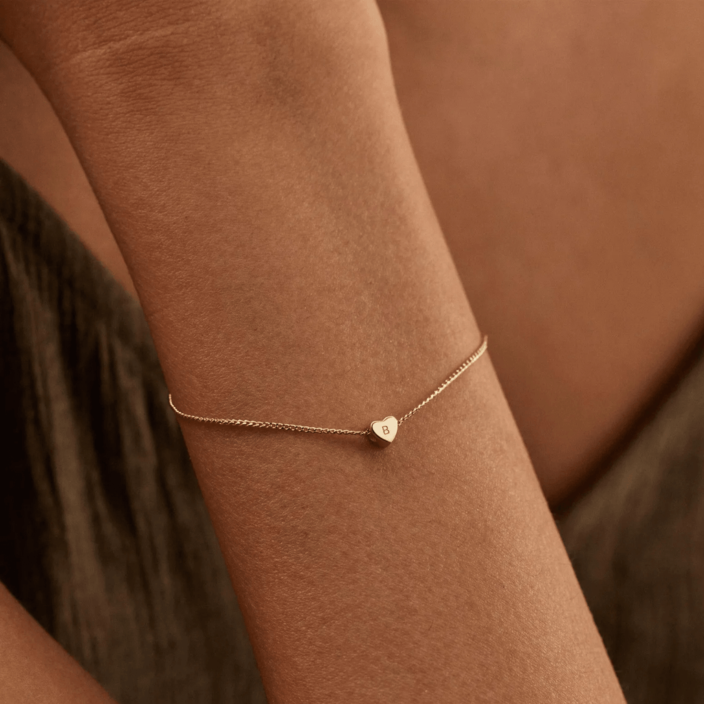 Pulsera personalizada con una inicial en forma de corazón
