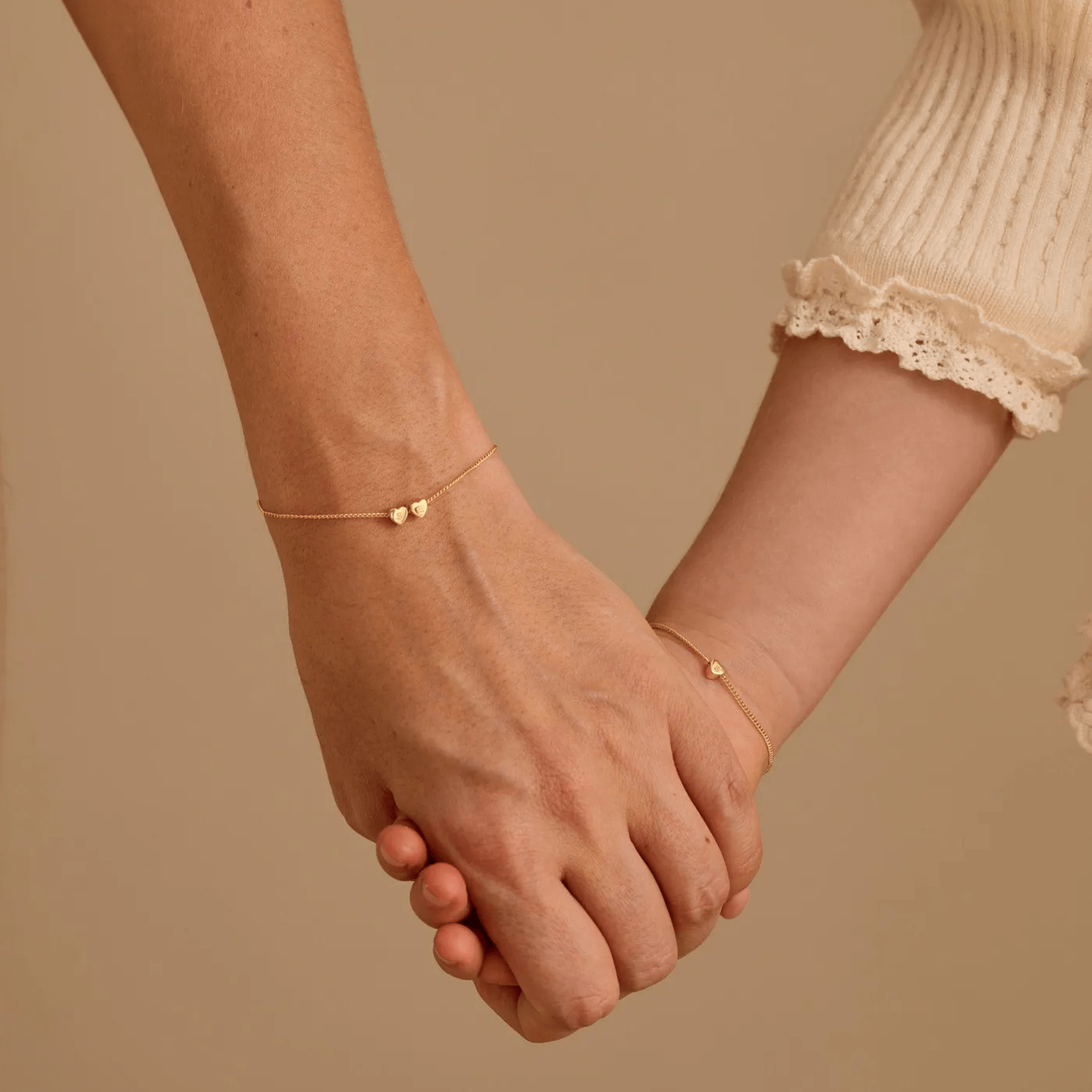 Pulsera personalizada con una inicial en forma de corazón