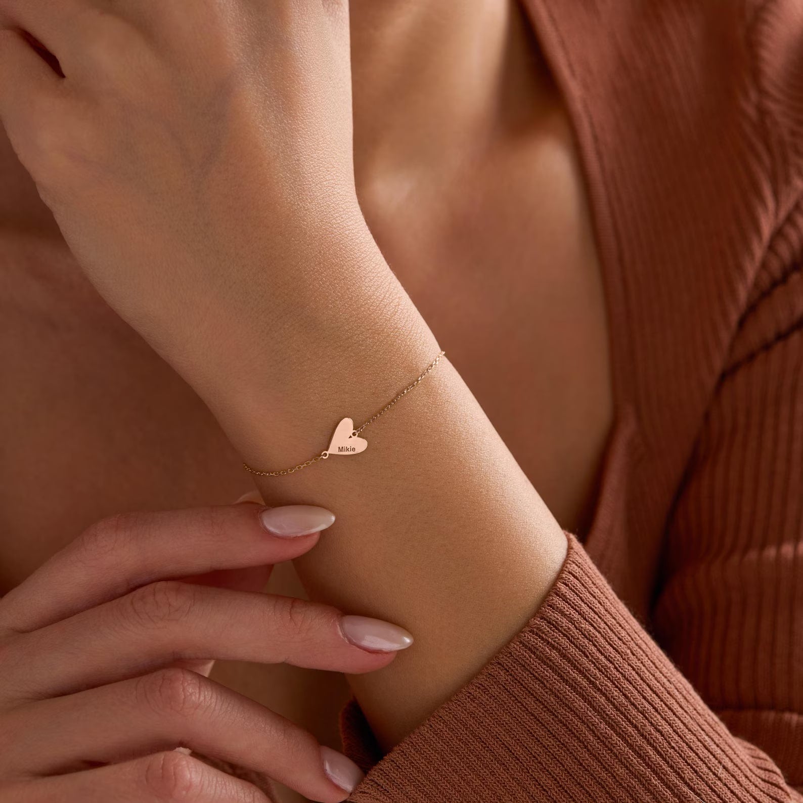 Pulsera personalizada grabada con forma de corazón