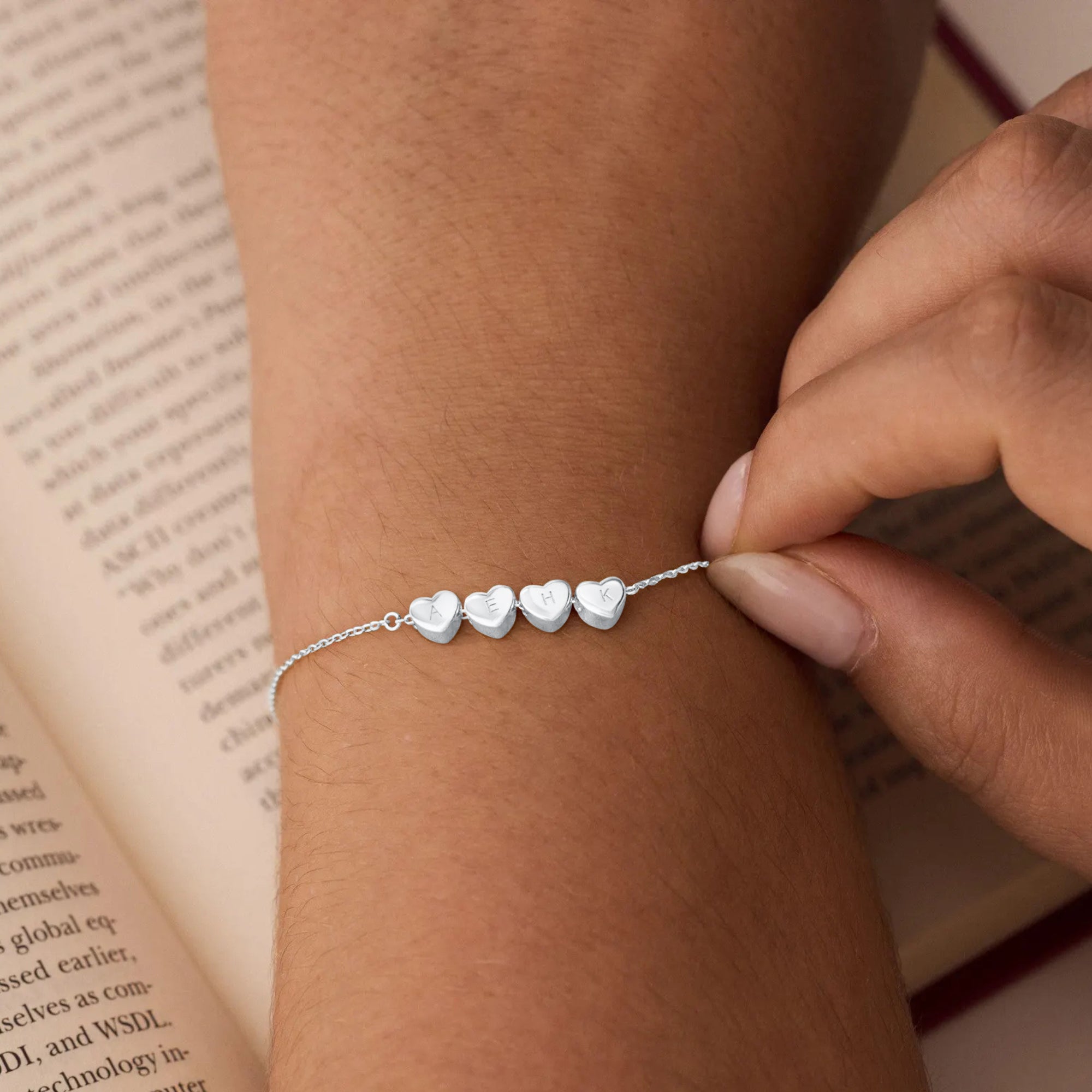 Pulsera personalizada con una inicial en forma de corazón