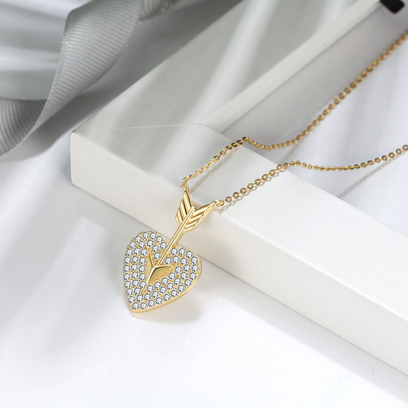 Collar con corazón de flecha