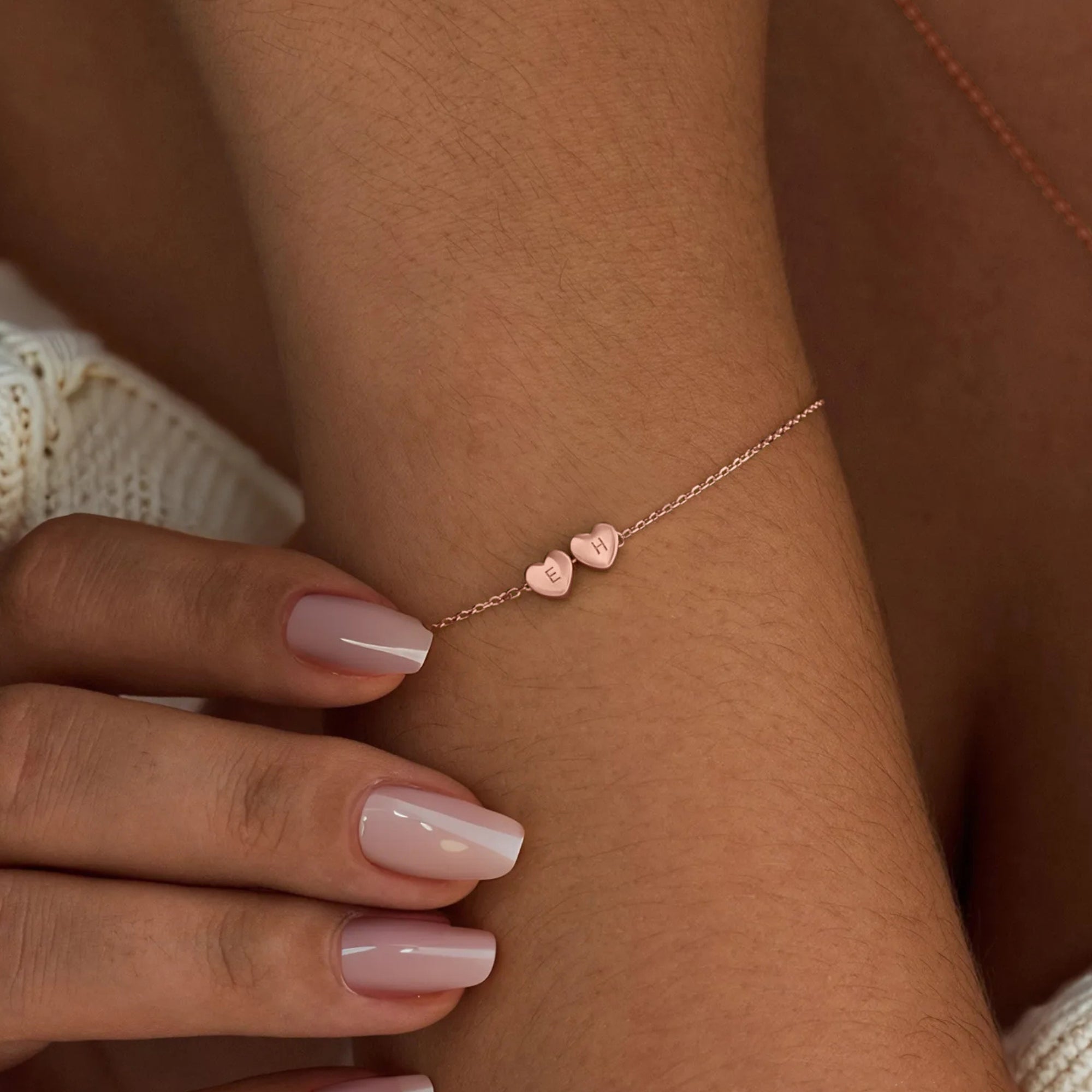 Pulsera personalizada con una inicial en forma de corazón
