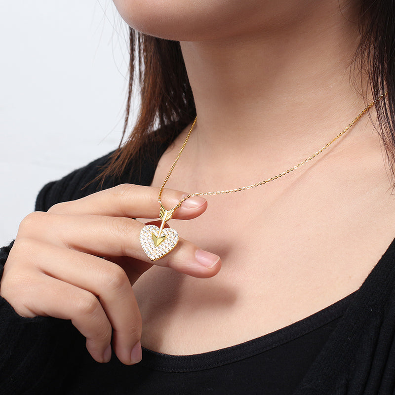 Collar con corazón de flecha