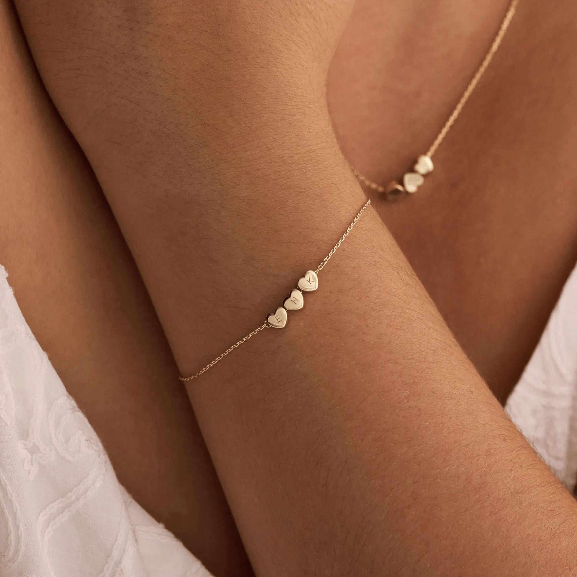 Pulsera personalizada con una inicial en forma de corazón