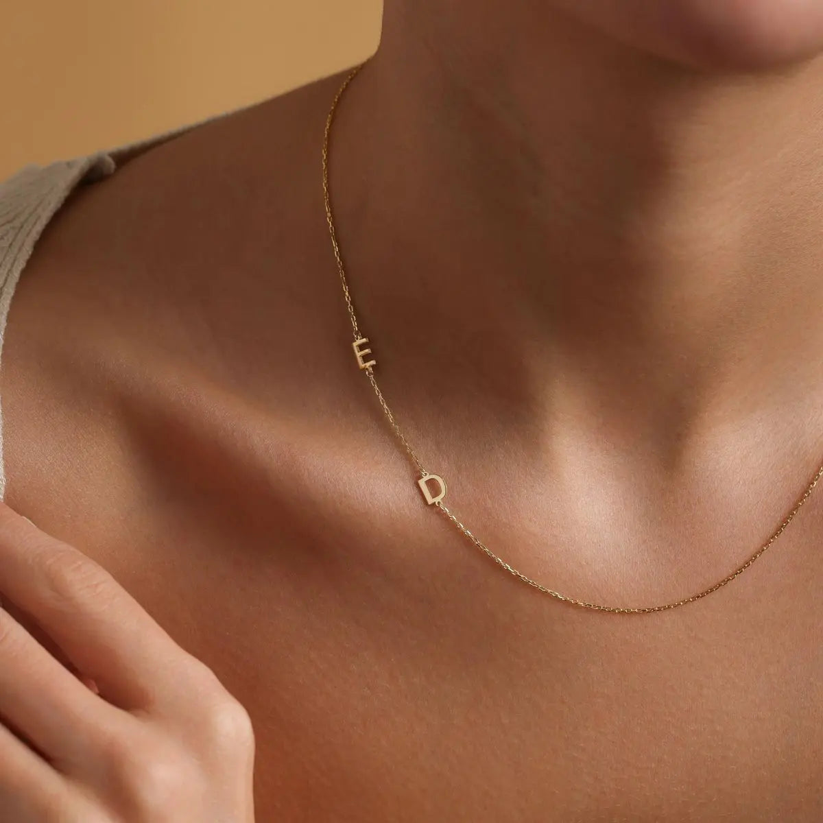 Collar con inicial lateral personalizado