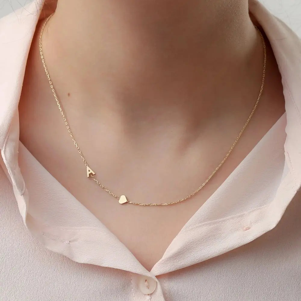 Collar con inicial lateral personalizado