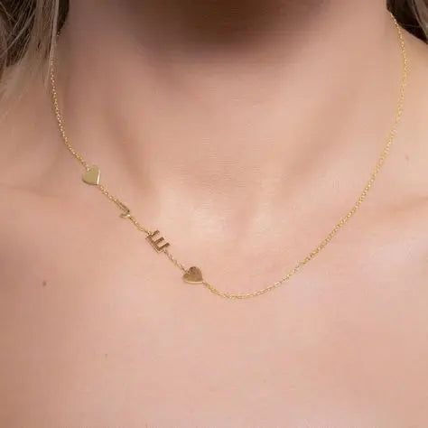 Collar con inicial lateral personalizado