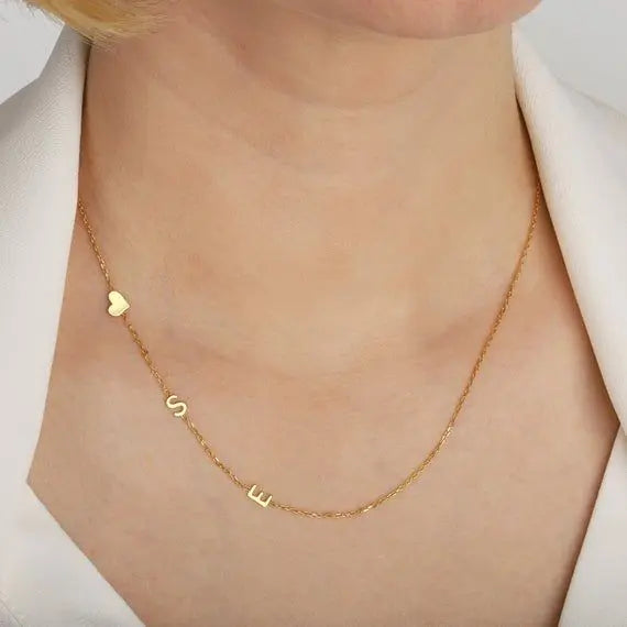 Collar con inicial lateral personalizado