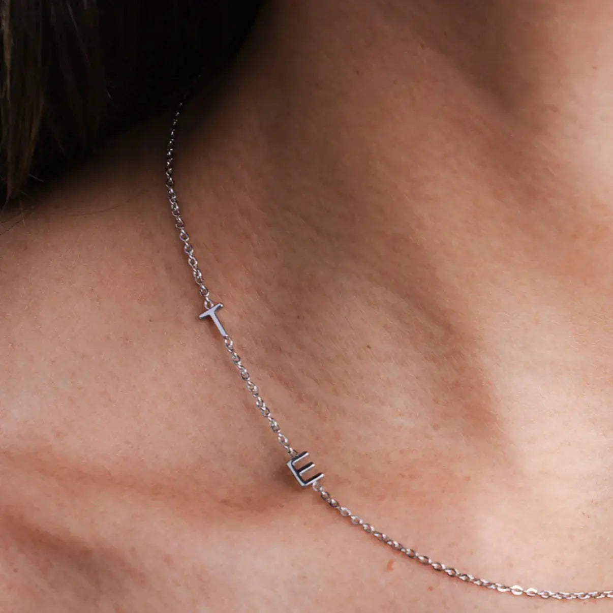 Collar con inicial lateral personalizado