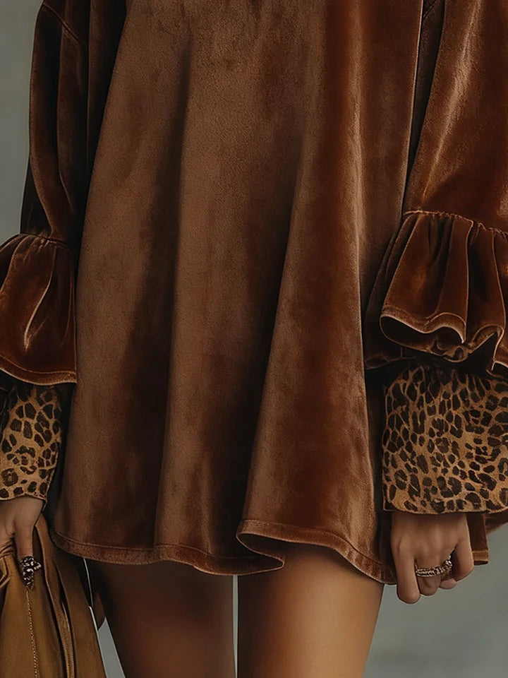 VIBELARA | VESTIDO DE TERCIOPELO EVASÉ CON MANGAS DE LEOPARDO