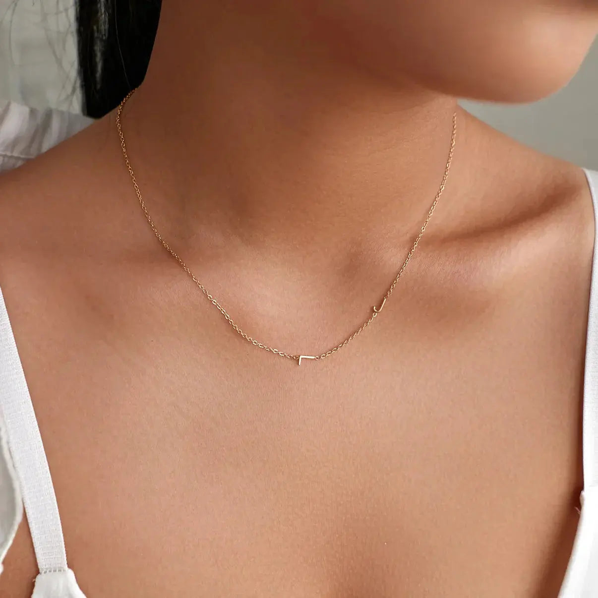 Collar con inicial lateral personalizado