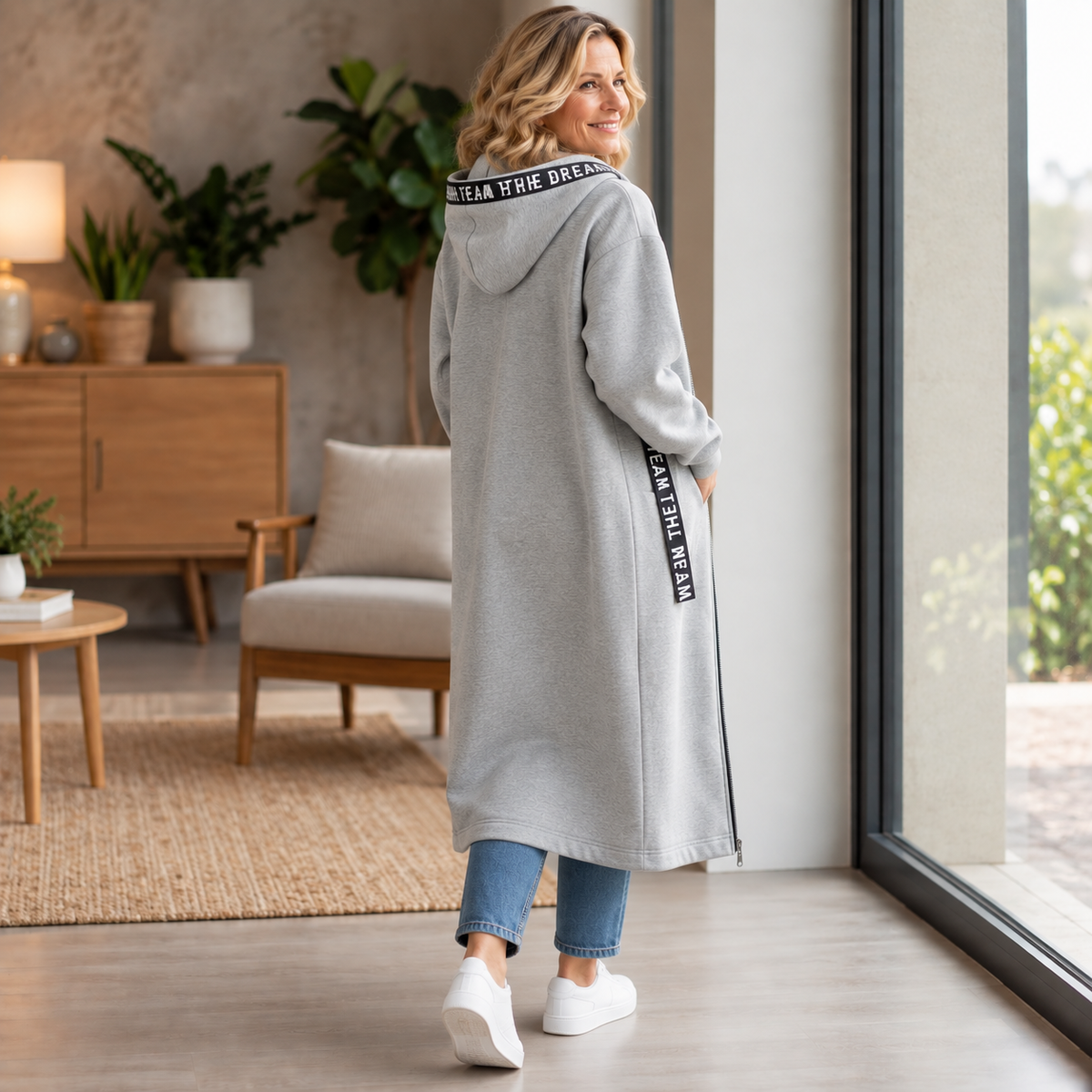 Vista trasera de la sudadera-abrigo larga gris en modelo de 45 a 65 años