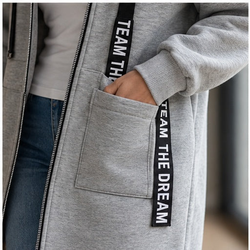 Detalle de bolsillo y tejido de la sudadera-abrigo larga gris