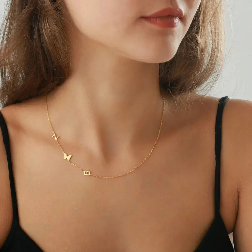Collar con inicial lateral personalizado